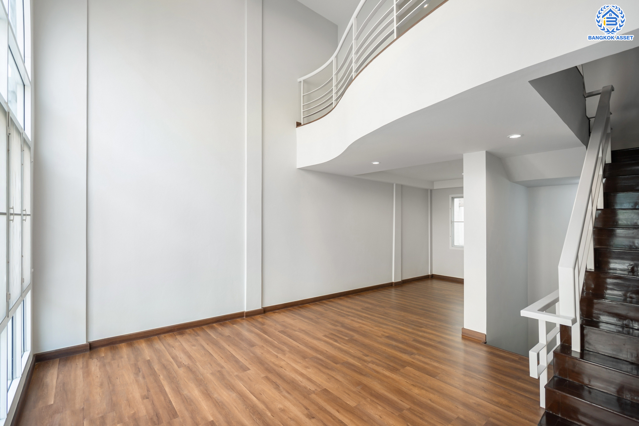 บ้านมือสองตกแต่งใหม่ ม.เดอะพาร์ค ลาดพร้าววังหิน78 ทาวน์โฮม 3 ชั้นครึ่ง เนื้อที่ 16 ตร.ว. ฟังก์ชันจัดเต็ม 3 ห้องนอน (มีห้องน้ำในตัวทุกห้อง) 4 ห้องน้ำ จอดรถได้1 คัน บนทำเลเชื่อมต่อหลายเส้นทาง ใกล้เซ็นทรัลลาดพร้าว เมเจอร์รัชโยธิน ม.ราชภัฏจันทรเกษม ทางด่วน "ฉลองรัช" และรถไฟฟ้าสายสีเขียว "สถานีเสนานิคม"